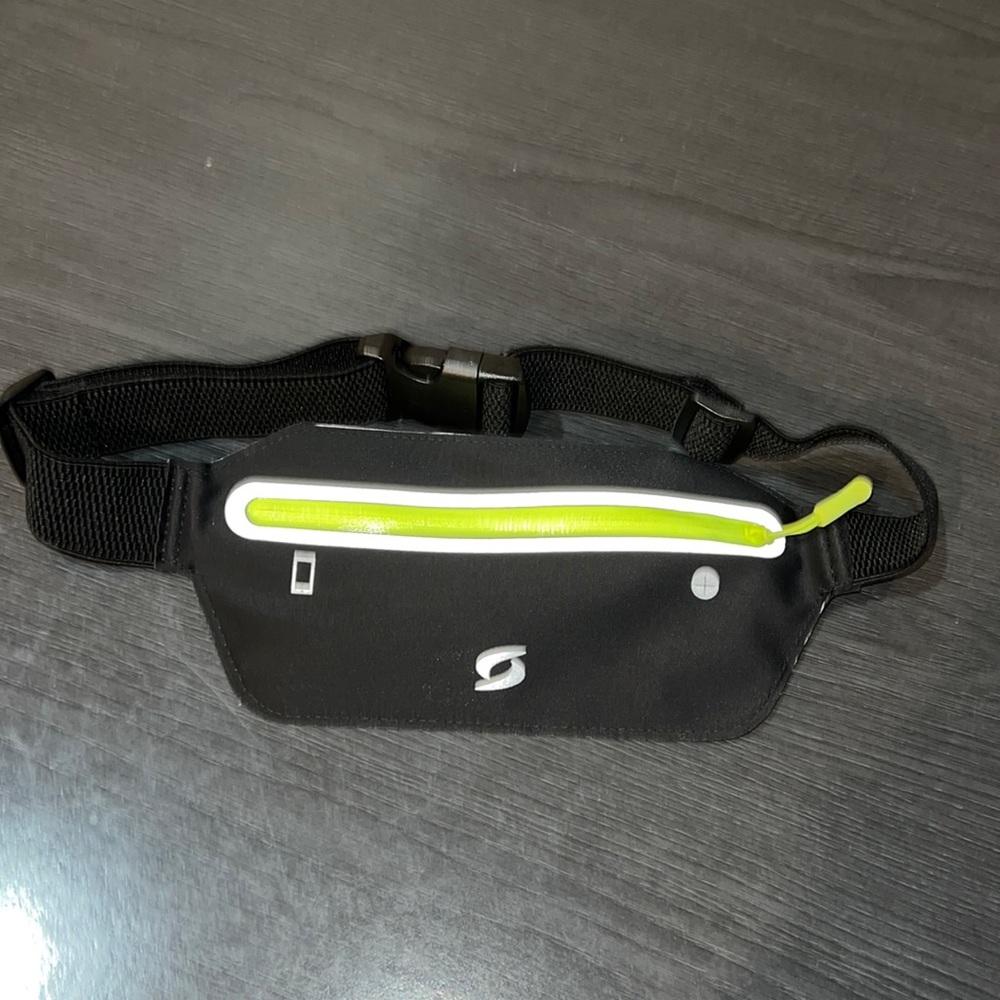 Adjustable black belt bag